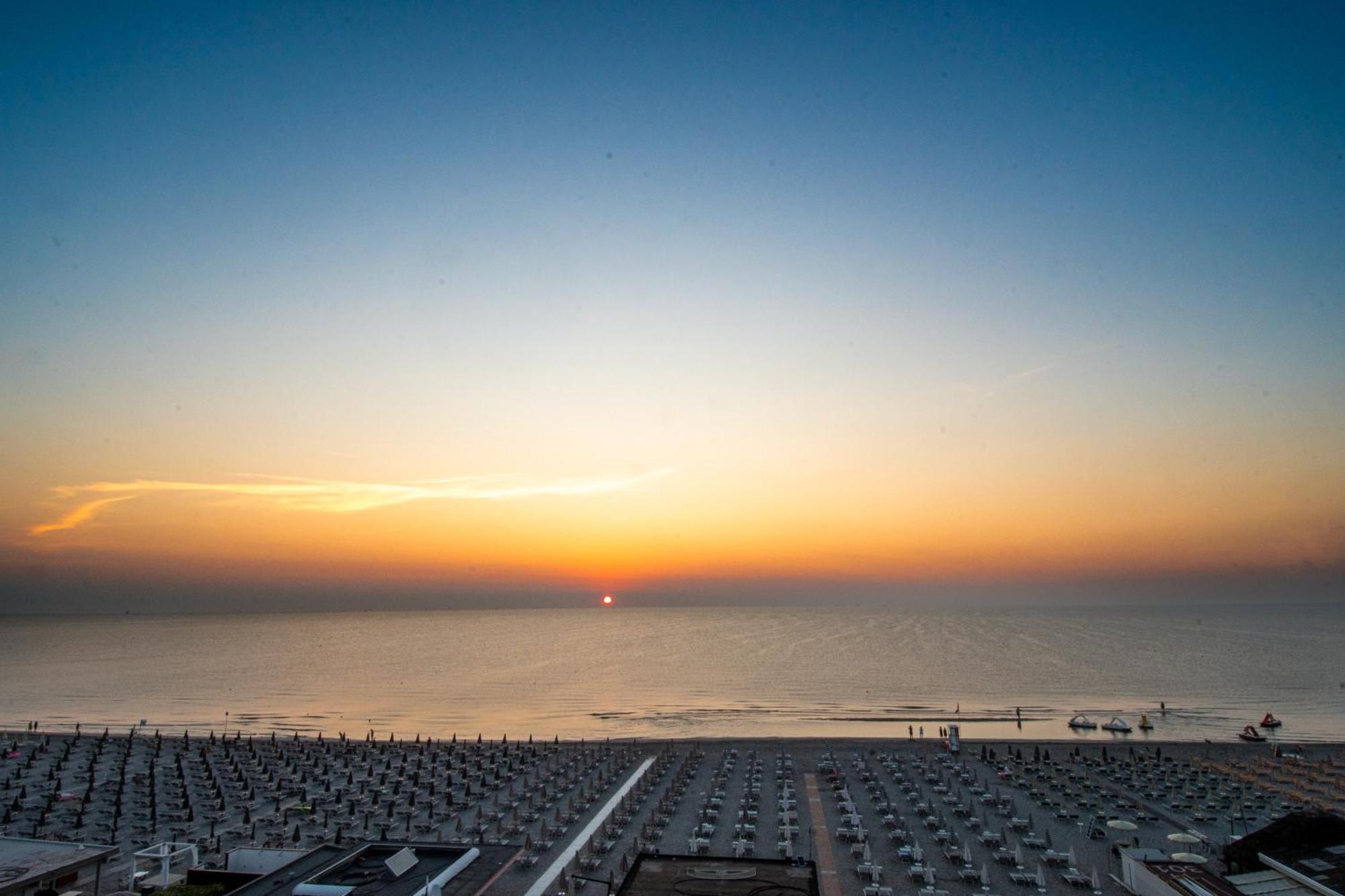 Hotel Negresco Milano Marittima Esterno foto